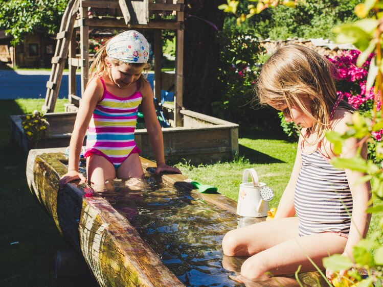 Mädchen spielen im Brunnen, Sommer, Ferienbauernhof Arnoldgut in Radstadt, Salzburger Sportwelt | © Urlaub am Bauernhof Salzburger Land / Matthias Gruber