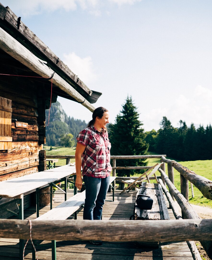 Monika Vitzthum auf der Terrasse ihrer Almhütte | © Urlaub am Bauernhof im SalzburgerLand / Daniel Gollner