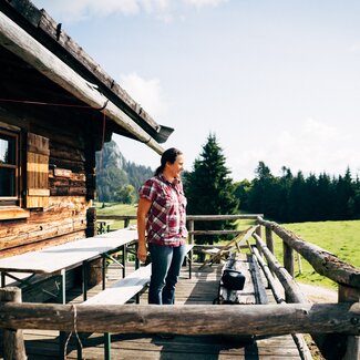 Monika Vitzthum auf der Terrasse ihrer Almhütte | © Urlaub am Bauernhof im SalzburgerLand / Daniel Gollner