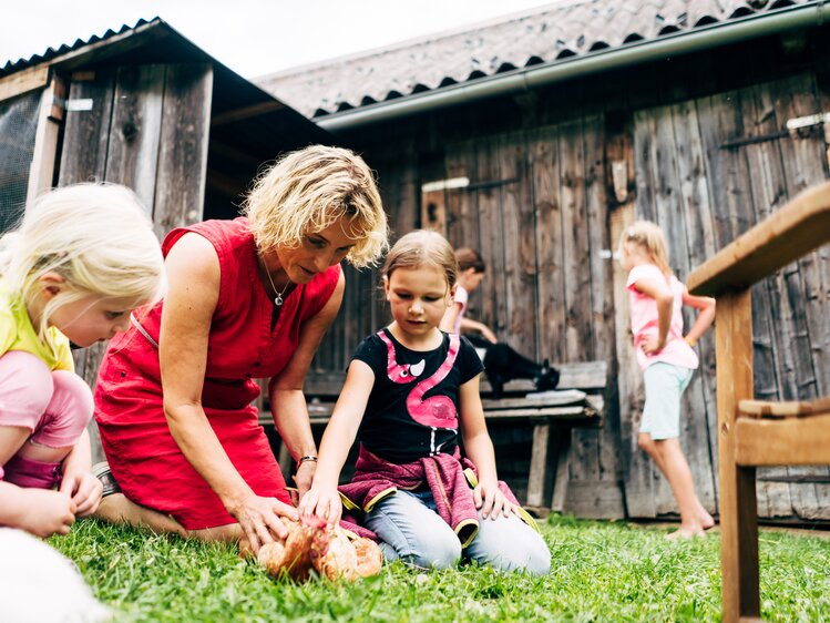 Sieglinde Essl mit den Kindern bei den Hühnern | © Urlaub am Bauernhof im SalzburgerLand / Daniel Gollner