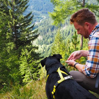 Mann mit Hund beim Wandern | © www.wiederunterwegs.com / Angelika Mandler-Saul