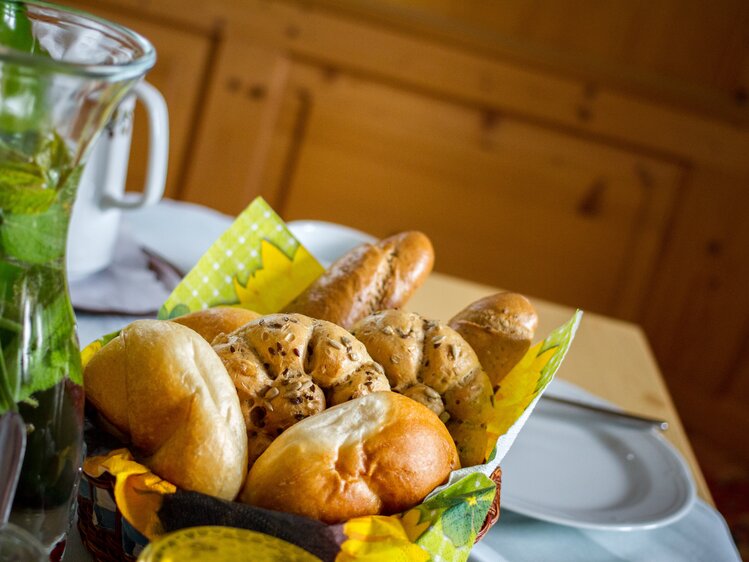 Brotkorb mit Weckerl, Biofrühstück, Biohof Herzog in Leogang, Salzburger Land | © Urlaub am Bauernhof Salzburger Land / Matthias Gruber