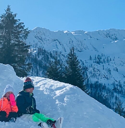 Kinder im Schnee, Berge im Hintergrund, Salzburger Land | © Urlaub am Bauernhof Salzburger Land / Johannes Handlechner