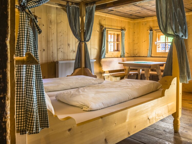 Zirbenzimmer im Ferienhaus Kohlschnait, Bruck a. d. Glocknerstraße, Nationalpark Hohe Tauern, Salzburger Land | © Urlaub am Bauernhof Salzburger Land / Bernd Suppan