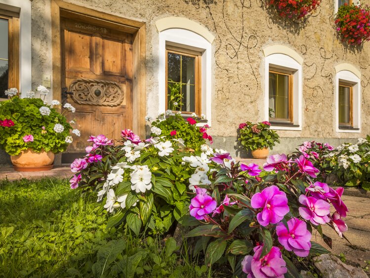 Eingangsbereich mit Blumen, Bio Bauernhof Paulbauer, Hof bei Salzburg | © Urlaub am Bauernhof Salzburger Land / Bernd Suppan