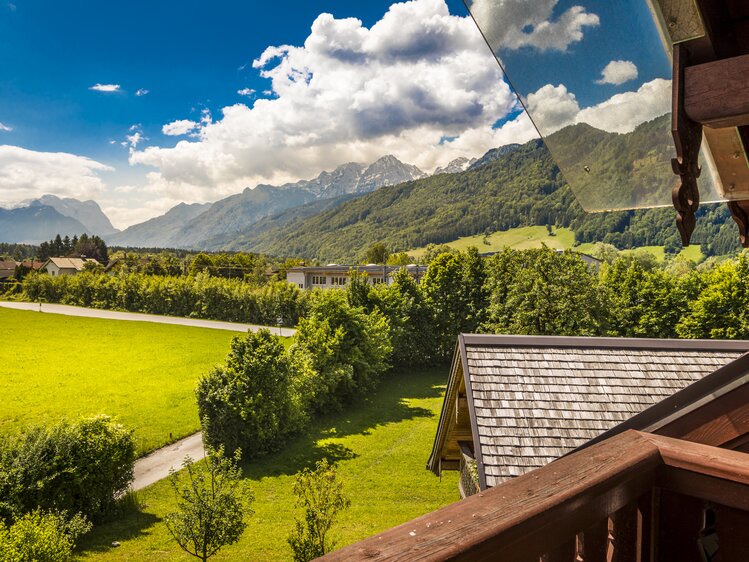 Aussicht vom Balkon auf die Berge, Biohof Bauernbräu, Hallein, Salzburger Land | © Urlaub am Bauernhof Salzburger Land / Bernd Suppan