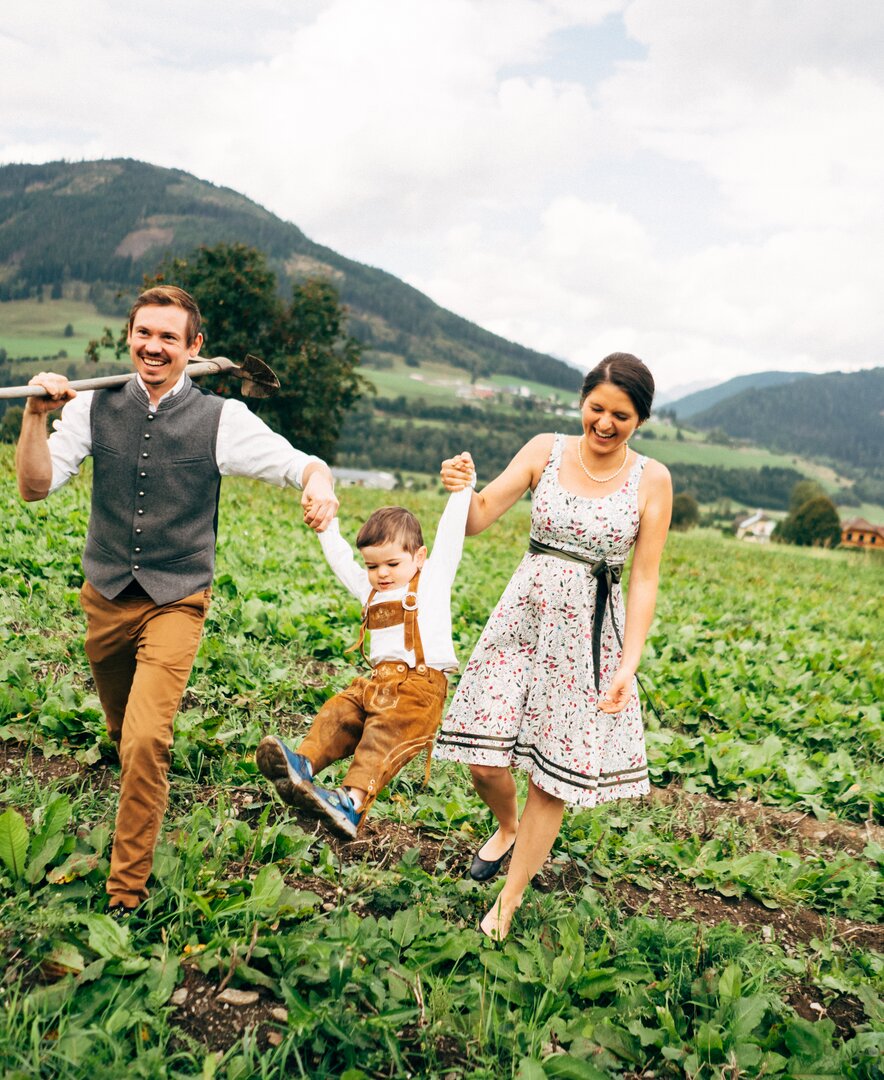 Familie Löcker geht über den Kartoffelacker. | © Urlaub am Bauernhof im SalzburgerLand / Daniel Gollner