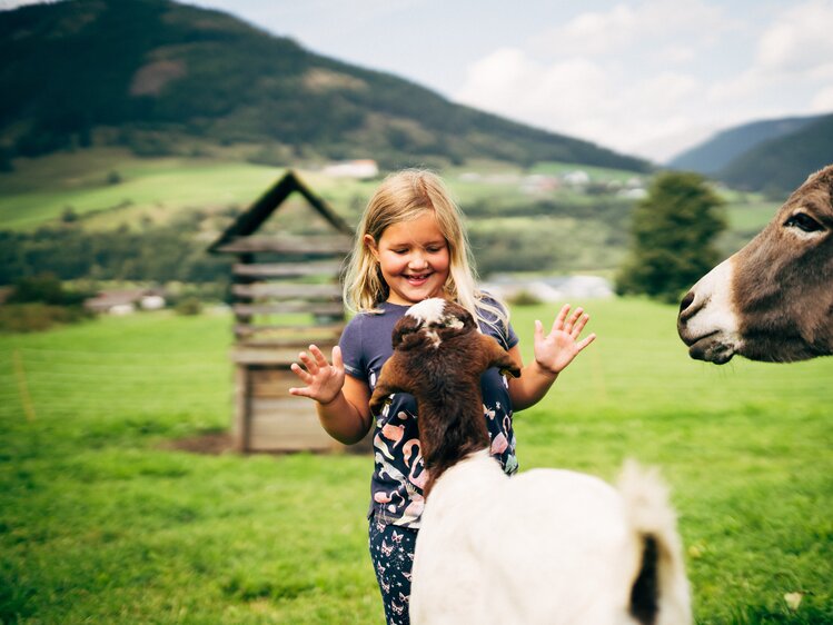 Mädchen mit Ziege und Esel | © Urlaub am Bauernhof im SalzburgerLand / Daniel Gollner