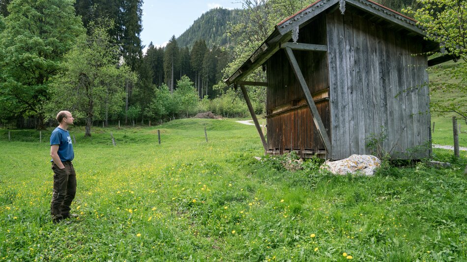 Bauer Martin Grünwald vom Loitzhof in Untertauern steht vor seiner Bienenhütte. | © Urlaub am Bauernhof im SalzburgerLand / Matthias Gruber