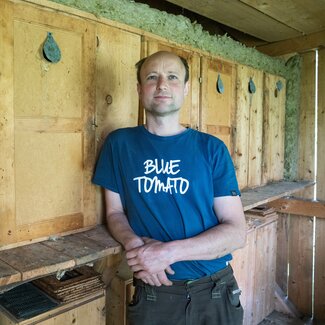 Martin Grünwald vom Loitzhof in Untertauern in seiner Bienenhütte | © Urlaub am Bauernhof im SalzburgerLand / Matthias Gruber