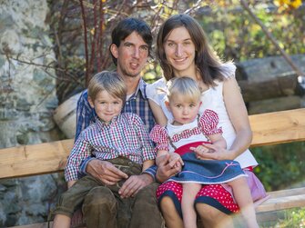 Rosi und Werner Schuster mit ihren Kindern | © Biohof Maurachgut / Familie Schuster