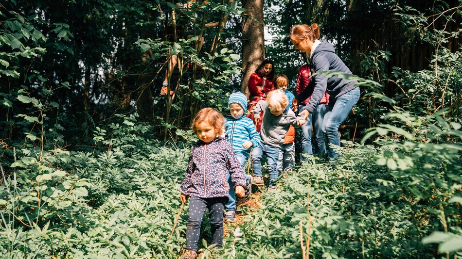 Kinder beim Waldspaziergang in St. Johann am Maurachhof - Salzburger Land | © Urlaub am Bauernhof Salzburger Land / Daniel Gollner