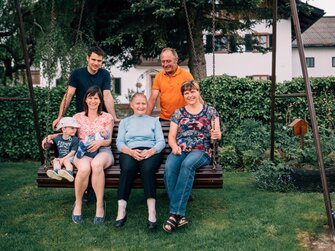 4 Generationen der Familie Unger leben und arbeiten am Oberdürnberg-Hof im SalzburgerLand. | © Urlaub am Bauernhof im SalzburgerLand / Daniel Gollner