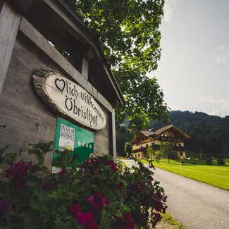 Schild Willkommen, Archehof Öbristhof in Kleinarl, Salzburger Sportwelt | © Urlaub am Bauernhof Salzburger Land / Matthias Gruber