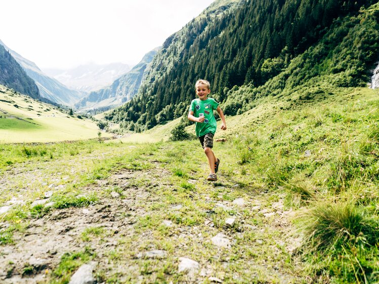 Bub läuft über die Alm. | © Urlaub am Bauernhof im SalzburgerLand / Daniel Gollner