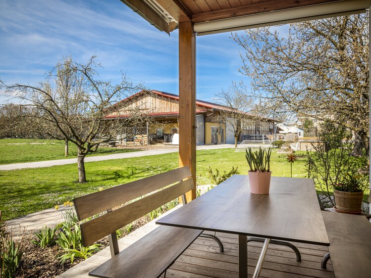 Terrasse mit Aussicht auf den Stall am Biohof Schlagerbauer in der Stadt Salzburg | © Urlaub am Bauernhof im SalzburgerLand / Bernd Suppan