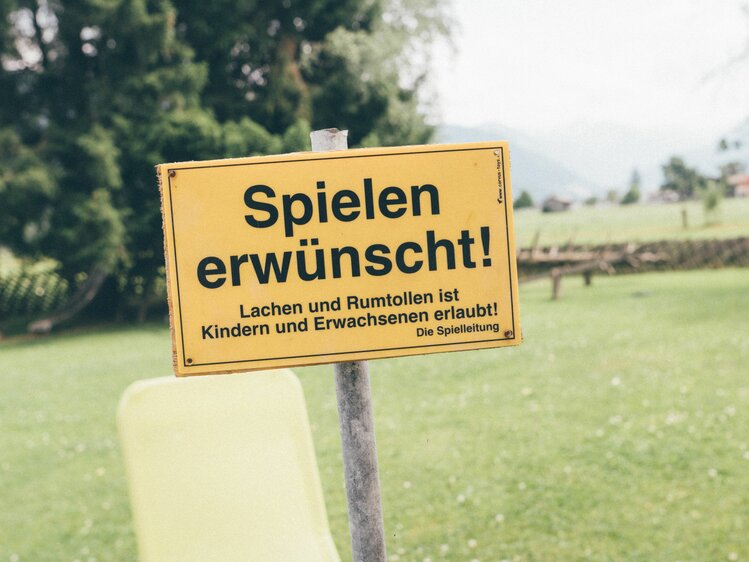 Spielplatz, Schild "Spielen erwünscht" Schloss Saalhof, Maishofen, Salzburger Saalachtal | © Urlaub am Bauernhof Salzburger Land / Daniel Gollner