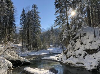 Der tief verschneite Zinkenbach in Abersee | © Margret Appesbacher