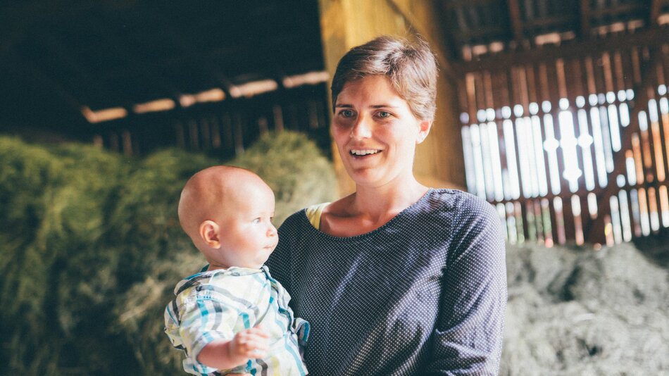 Conny Viehhauser mit Kind, Schwabhof in Kleinarl, Salzburger Land | © Urlaub am Bauernhof Salzburger Land / Daniel Gollner