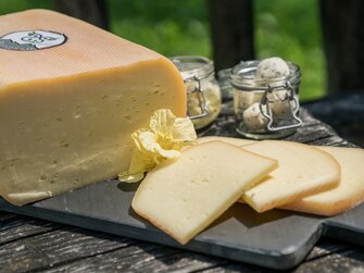 Hofeigener Käse vom Schweizerhof im Gasteinertal | © Urlaub am Bauernhof im SalzburgerLand / Matthias Gruber