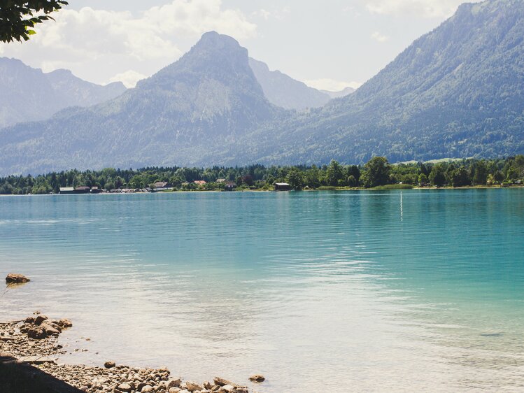 Badeplatz mit Blick auf die Berge beim Stallerbauer in Ried am Wolfgangsee | © Urlaub am Bauernhof im SalzburgerLand / Matthias Gruber