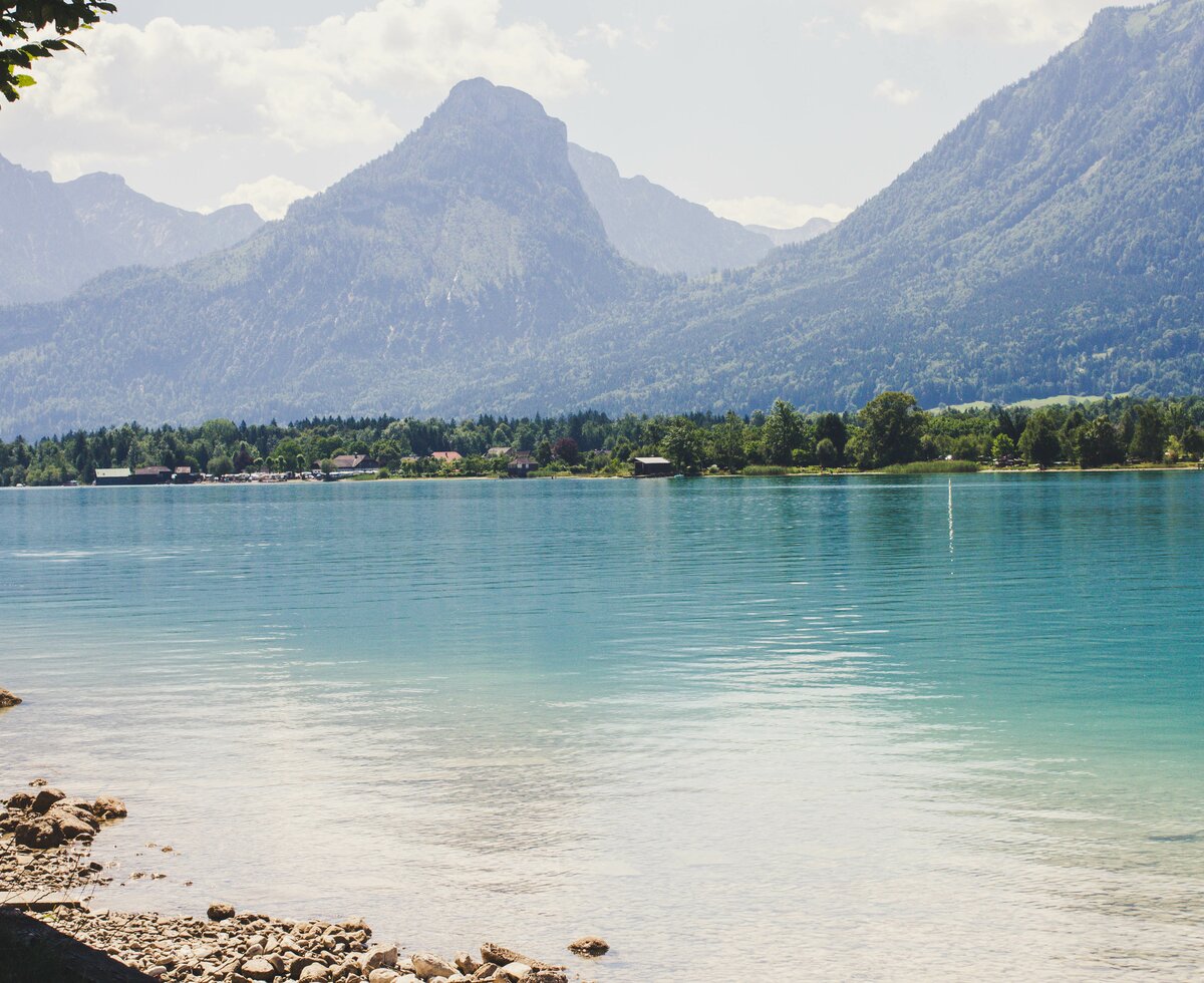 Badeplatz mit Blick auf die Berge beim Stallerbauer in Ried am Wolfgangsee | © Urlaub am Bauernhof im SalzburgerLand / Matthias Gruber