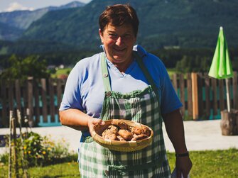 Gastgeberin Karin Pöllmann vom Stallerbauer in Ried am Wolfgangsee serviert frisch gebackene Weckerl. | © Urlaub am Bauernhof im SalzburgerLand / Matthias Gruber