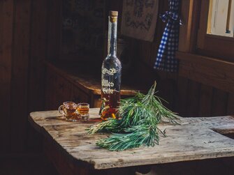 Zirbenschnaps, Tonibauer in Tamsweg, Salzburger Lungau | © Urlaub am Bauernhof Salzburger Land / Matthias Gruber