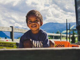 Bub beim Spielen am Unterlehengut in Flachau, Salzburger Sportwelt | © Urlaub am Bauernhof Salzburger Land / Matthias Gruber