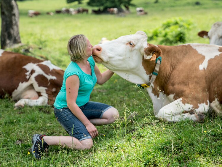 Bäuerin Lisi Lottermoser mit ihren Kühen auf der Weide | © Urlaub am Bauernhof im SalzburgerLand / Matthias Gruber