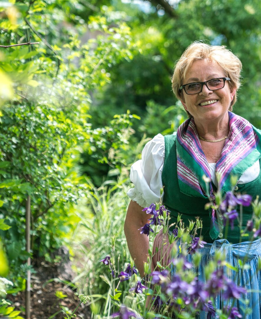 Bäuerin Michaela Quehenberger im Garten | © Urlaub am Bauernhof / Matthias Gruber