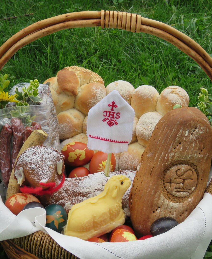 Ein Korb mit selbstgemachten Osterspeisen wird in die Kirche zur Speisenweihe gebracht. | © Windhofgut / Andrea Schilchegger