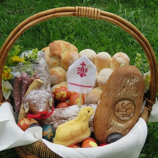 Ein Korb mit selbstgemachten Osterspeisen wird in die Kirche zur Speisenweihe gebracht. | © Windhofgut / Andrea Schilchegger