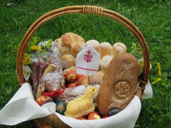 Ein Korb mit selbstgemachten Osterspeisen wird in die Kirche zur Speisenweihe gebracht. | © Windhofgut / Andrea Schilchegger