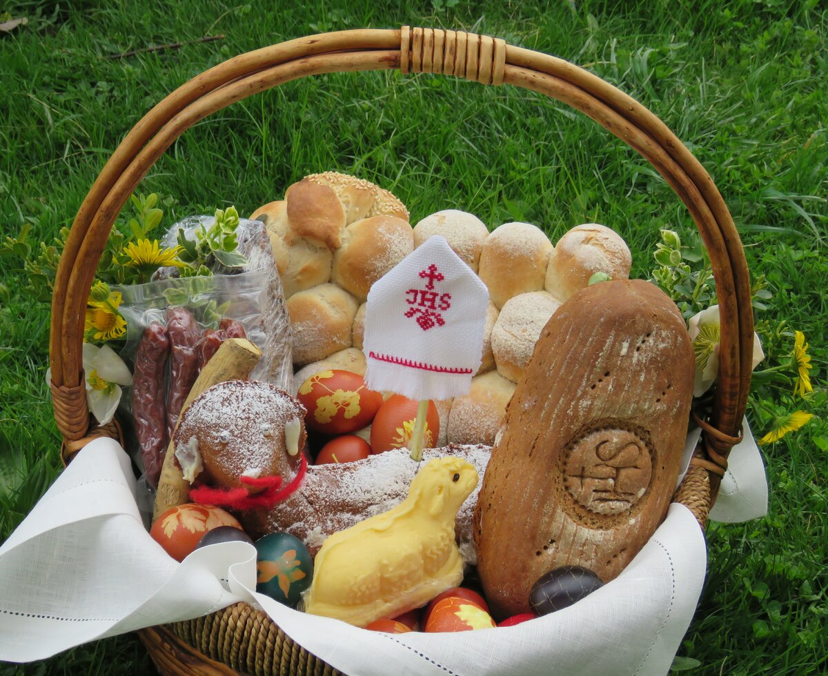 Ein Korb mit selbstgemachten Osterspeisen wird in die Kirche zur Speisenweihe gebracht. | © Windhofgut / Andrea Schilchegger