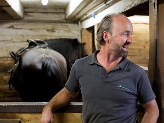 Robert Herzgsell im Pferdestall, Zauchtalerhof, Salzburger Land | © Fräulein Flora / Matthias Gruber