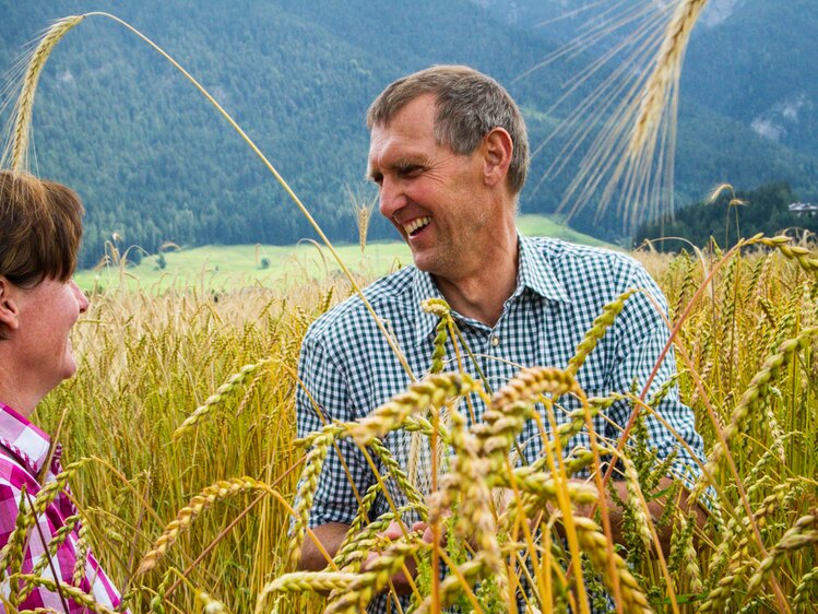 Bauer im Getreidefeld mit Getreide, Zieferhof in Leogang, Salzburger Land | © Urlaub am Bauernhof / Matthias Gruber