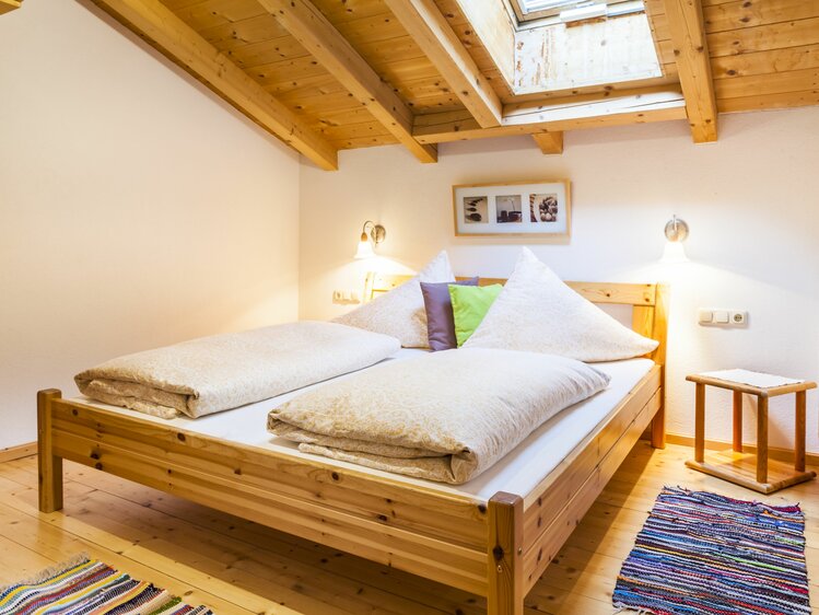 Schlafzimmer, Doppelbett mit Dachfenster - Ferienwohnung am Zieferhof in Leogang, Salzburger Land | © Urlaub am Bauernhof / Bernd Suppan