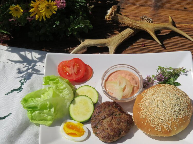 Wildburger Zutaten (Wildfaschiertes, Tomate, Gurken, Salat, Ei, Brötchen, Kräuter) Windhofgut Annaberg, Salzburger Land | © Andrea Schilchegger