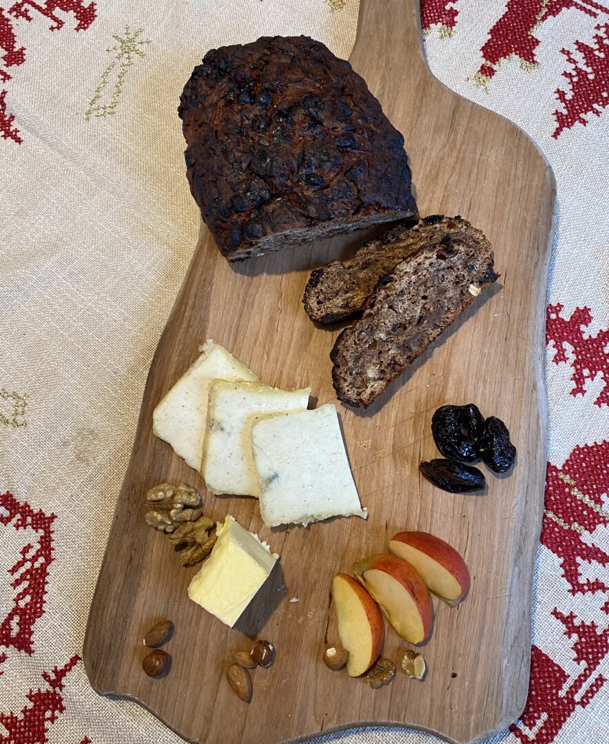 Traditionelle Apfelbrotjause am Heiligen Abend am Biobauernhof Aubauer, Großarl, Salzburger Land | © Biobauernhof Aubauer / Familie Lainer