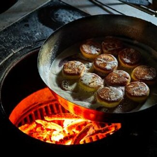 Rauchnudeln werden mit Butterschmalz gebacken, Schwaigerlehen, SalzburgerLand | © Schwaigerlehen / Schwaigerlehen / Vivi D’Angelo