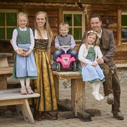 Familie Gensbichler vom Perfeldhof in Hinterglemm im Salzburger Land. | © Perfeldhof/Familie Gensbichler