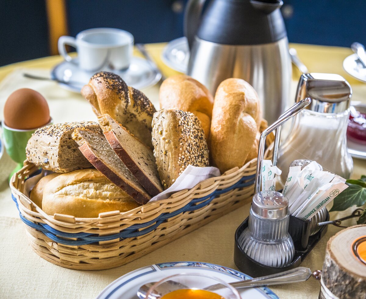 Gedeckter Tisch mit Brotkorb, Brötchen, Schwarzbrot, Kaffeekanne, Frühstücksei, Bleiwanghof in Radstadt, Salzburger Land | © Urlaub am Bauernhof / Bernd Suppan