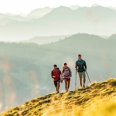 Wanderung mit Freunden im Herbst in der Salzburger Sportwelt | © Flachau Tourismus / Ulrich Grill