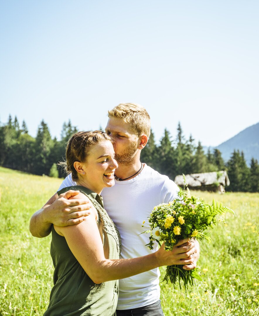 Paar gibt sich Kuss auf der Alm im SalzburgerLand | © Salzburger Land Tourismus 