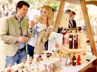 Paar genießt Kulinarik am Bauernmarkt im SalzburgerLand | © Salzburger Land Tourismus / Edward Groeger