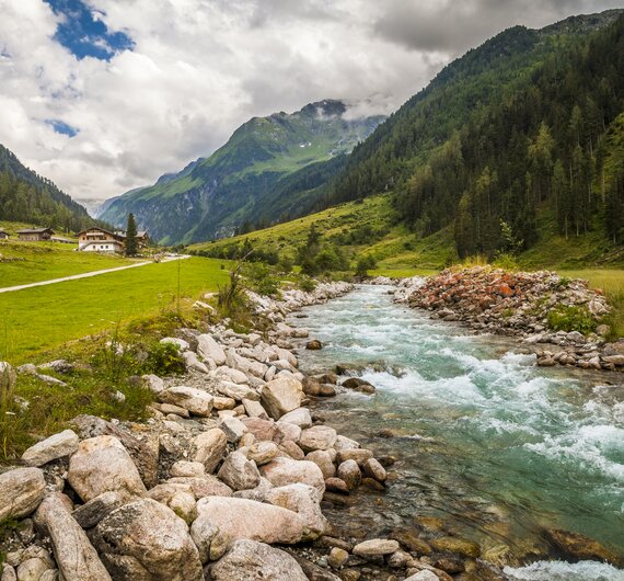 Gebirgsbach in der Almlandschaft auf der Smargadalm im Habachtal, Nationalpark Hohe Tauern | © Urlaub am Bauernhof Salzburg / Bernd Suppan