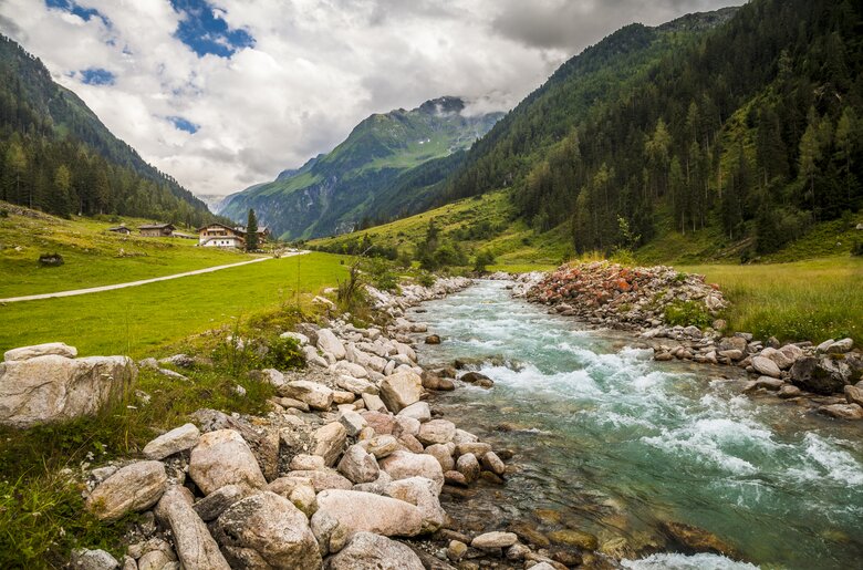 Gebirgsbach in der Almlandschaft auf der Smargadalm im Habachtal, Nationalpark Hohe Tauern | © Urlaub am Bauernhof Salzburg / Bernd Suppan