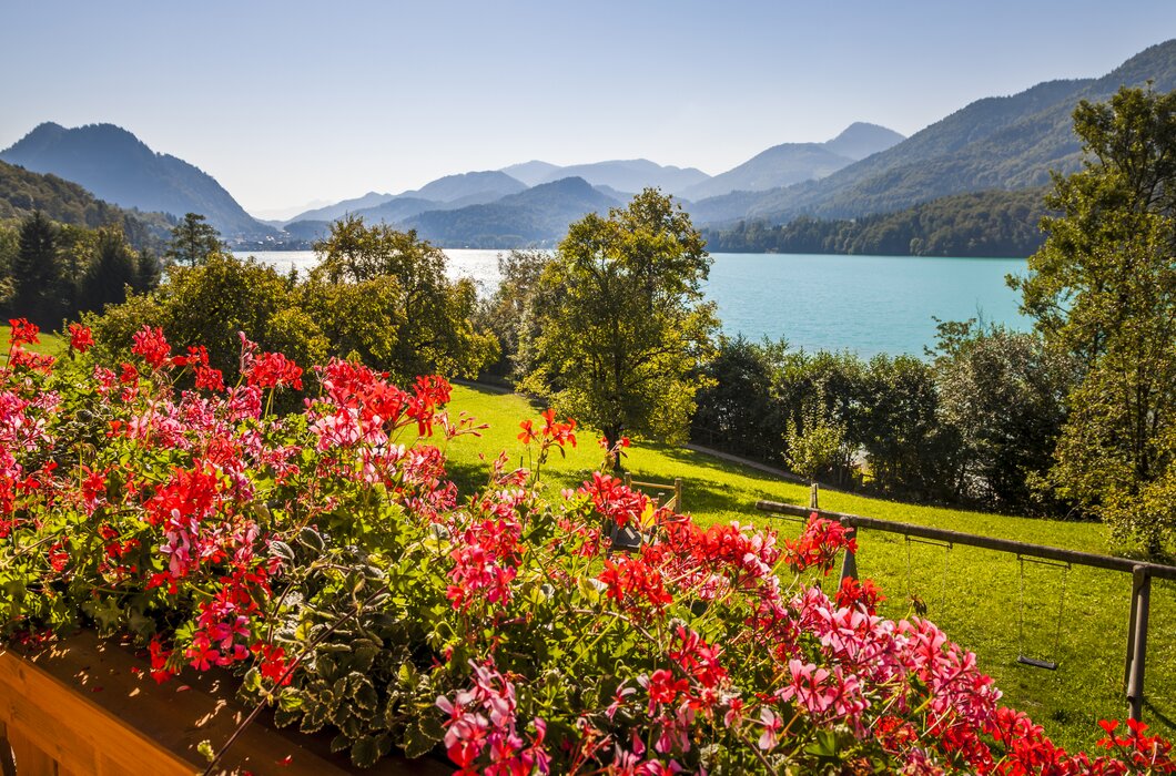 Blick vom Balkon vom Feldbauernhof auf den Fuschlsee. | © Urlaub am Bauernhof im SalzburgerLand / Bernd Suppan