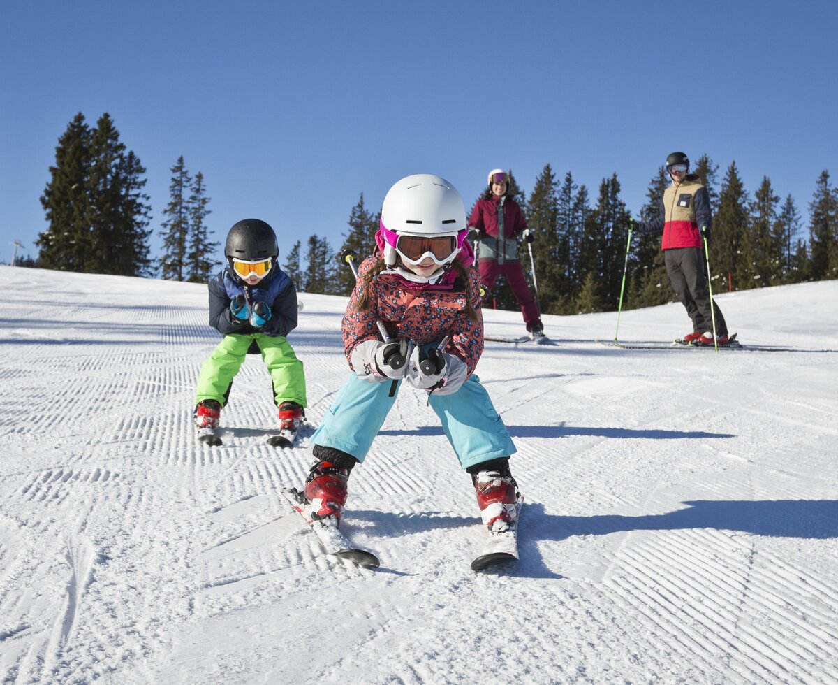 Familie Skifahren im Skicircus Saalbach Hinterglemm Leogang Fieberbrunn, Salzburger Land | © Saalbach.com 